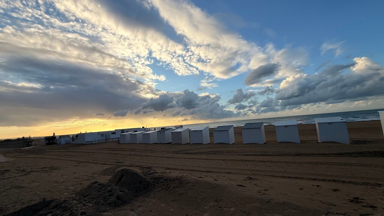 Plage de Koksijde — cabines et coucher de soleil