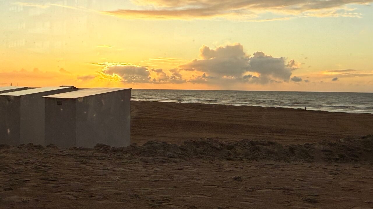Coucher de soleil doré sur la mer du Nord